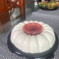 Gelatina de yogurt con mermelada de fresa